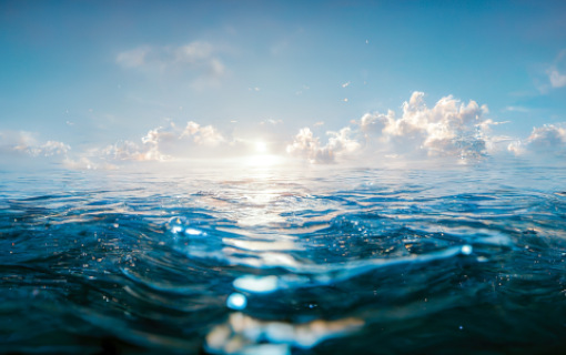 Visa subacquea della superficie del mare illuminata dal sole